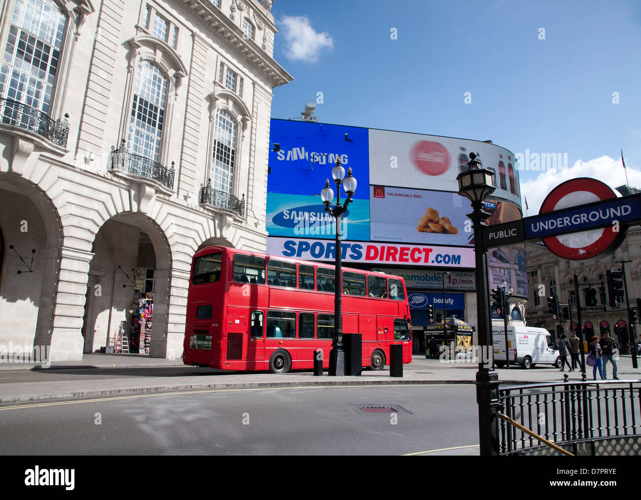 Avis de Piccadilly Circus montrant entrée de station de métro, West End, Londres, Angleterre, Royaume-Uni Banque D'Images