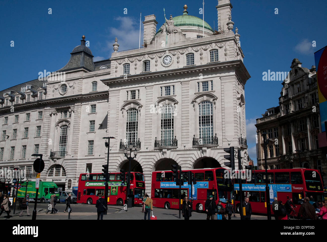 Avis de Piccadilly Circus montrant les bus londoniens, West End, Londres, Angleterre, Royaume-Uni Banque D'Images