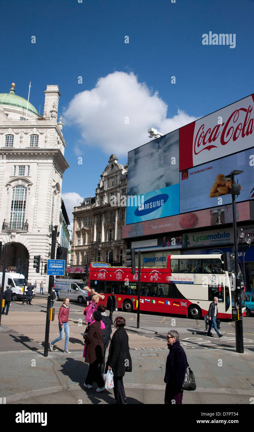 Avis de Piccadilly Circus montrant bus touristique, West End, Londres, Angleterre, Royaume-Uni Banque D'Images