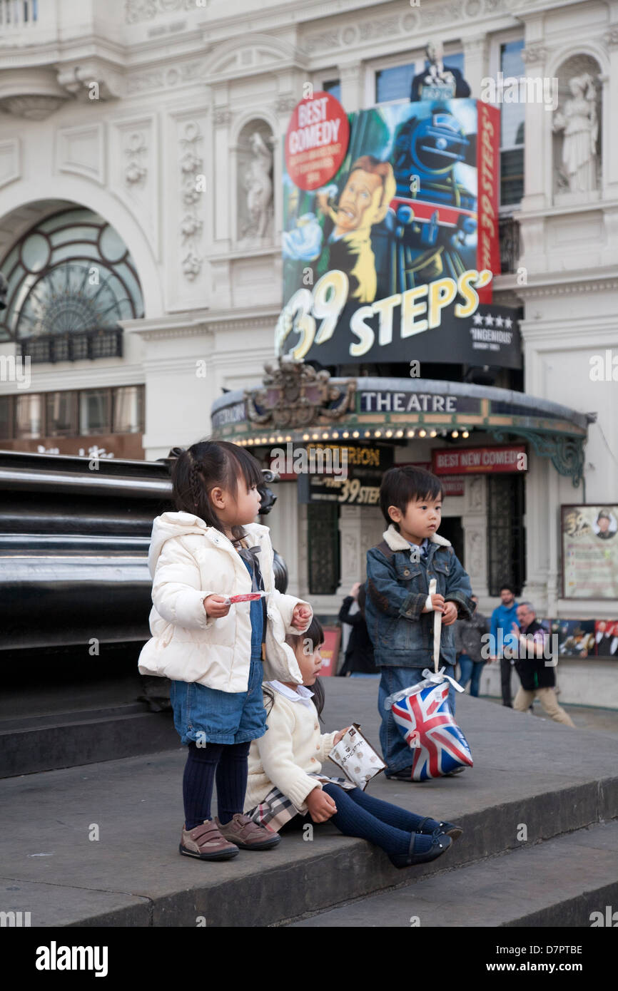 Les enfants japonais à l'extérieur de la Criterion Theatre, West End, Londres, Angleterre, Royaume-Uni Banque D'Images