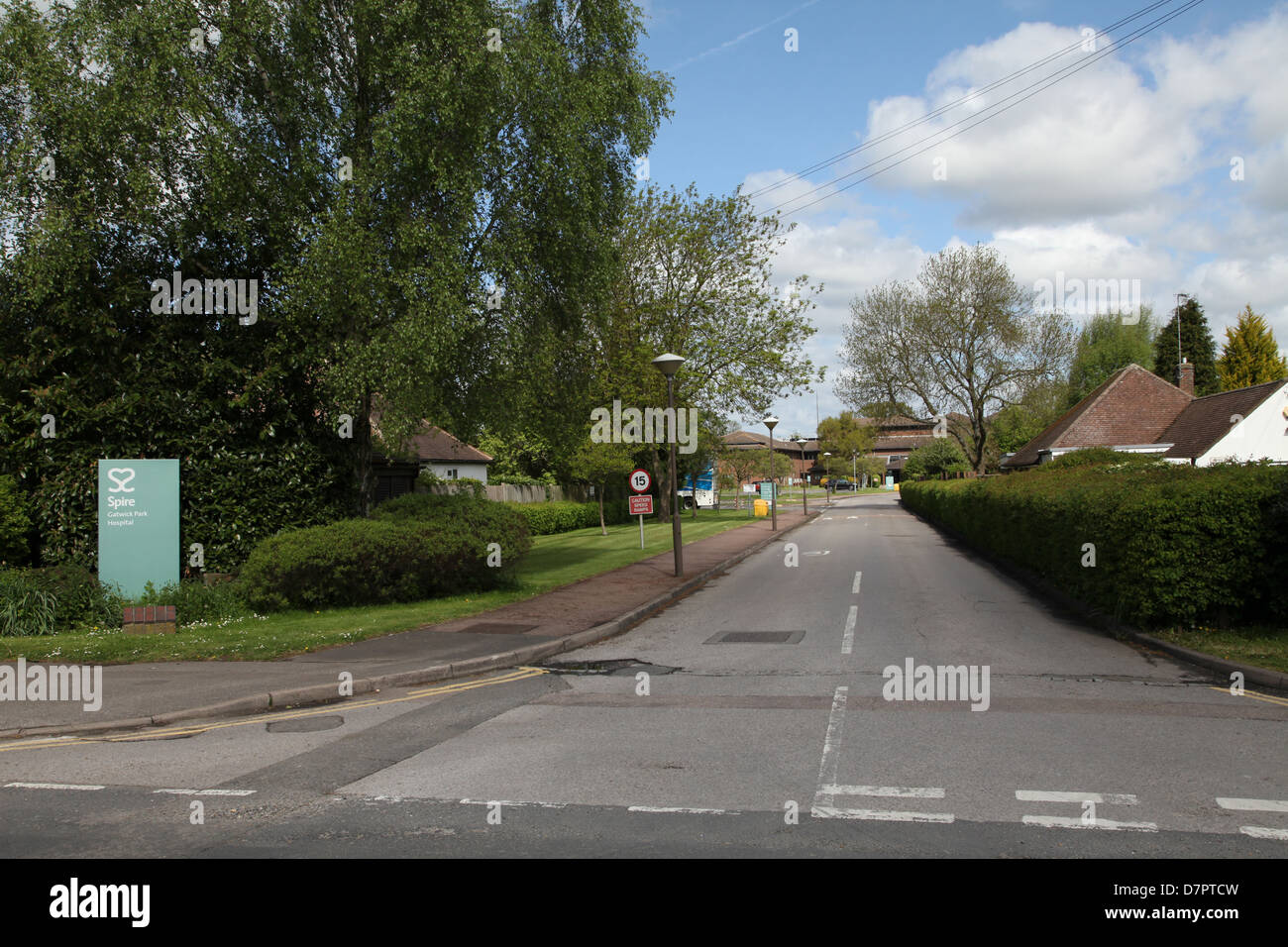 Panneau à l'entrée de l'hôpital de soins de Spire Povey Cross Road Horley Surrey Banque D'Images Panneau à l'entrée de l'hôpital de soins de Spire Povey Cross Road Horley Surrey Banque D'Images