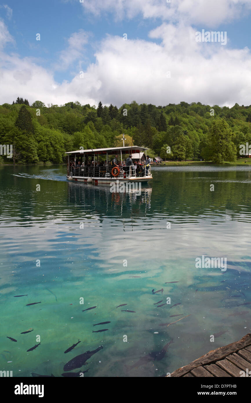 Bateau touristique traversant le lac Kozjak dans le parc national des lacs de Plitvice, un site du patrimoine mondial de l'UNESCO, en Croatie en mai - Parc national de Plitvice Banque D'Images