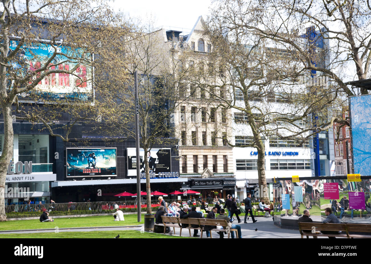 Vue sur Leicester Square montrant cinéma, West End, Londres, Angleterre, Royaume-Uni Banque D'Images