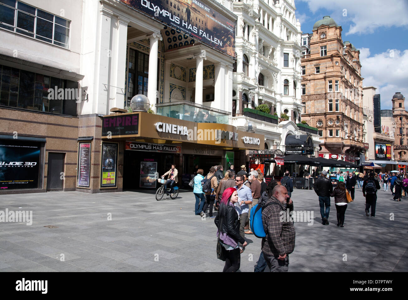 Vue sur Leicester Square montrant cinéma Empire, West End, Londres, Angleterre, Royaume-Uni Banque D'Images