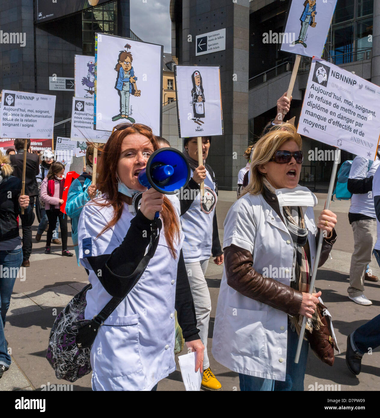 Paris, France. Démonstration des infirmières françaises, pour le soutien du financement gouvernemental pour les soins de santé publique, femme infirmière femmes marchant avec mégaphone, rassemblement, panneaux de protestation sociale, grand public marchant dans la rue, protestations des travailleurs de la santé, front, manifestation Banque D'Images