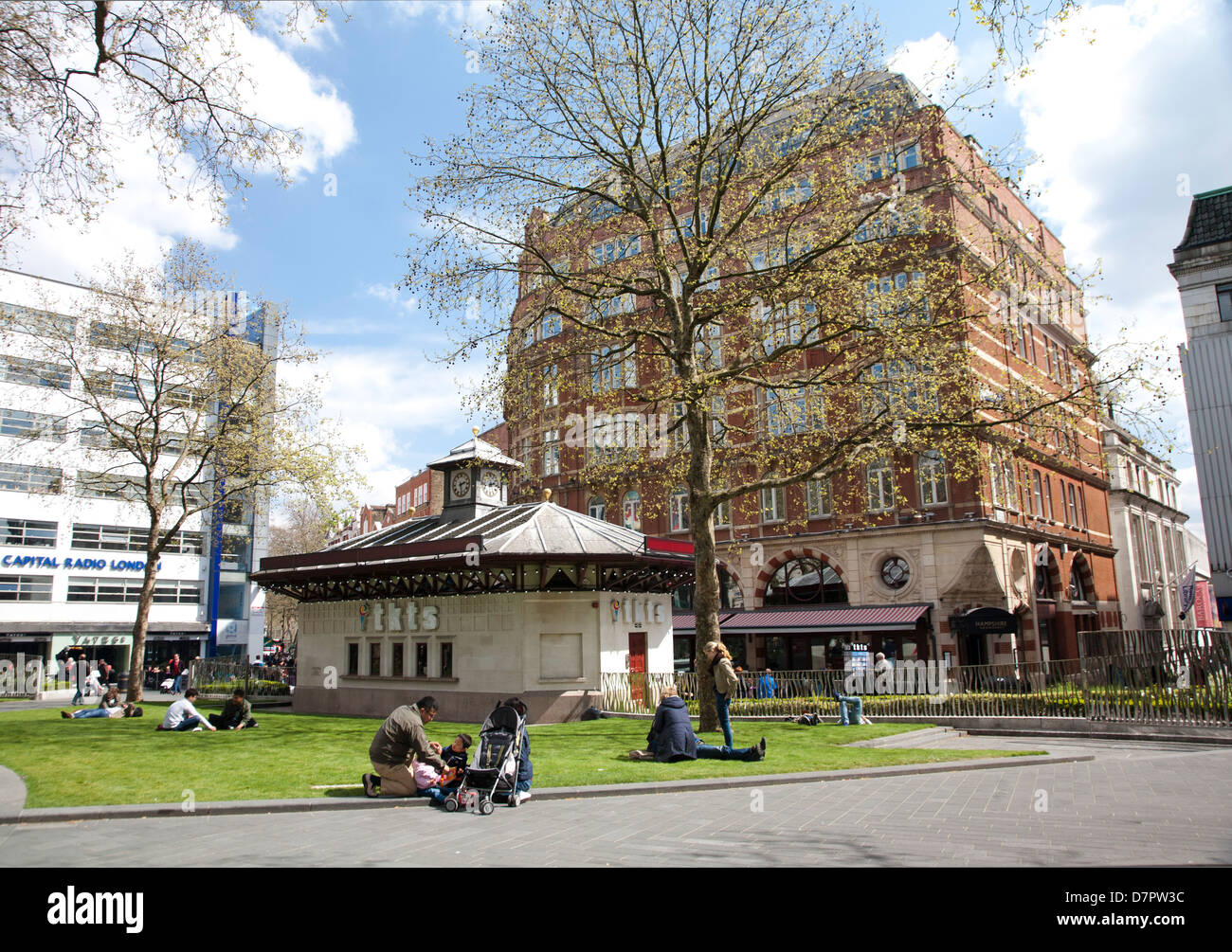 Vue sur Leicester Square montrant ticket support, West End, Londres, Angleterre, Royaume-Uni Banque D'Images
