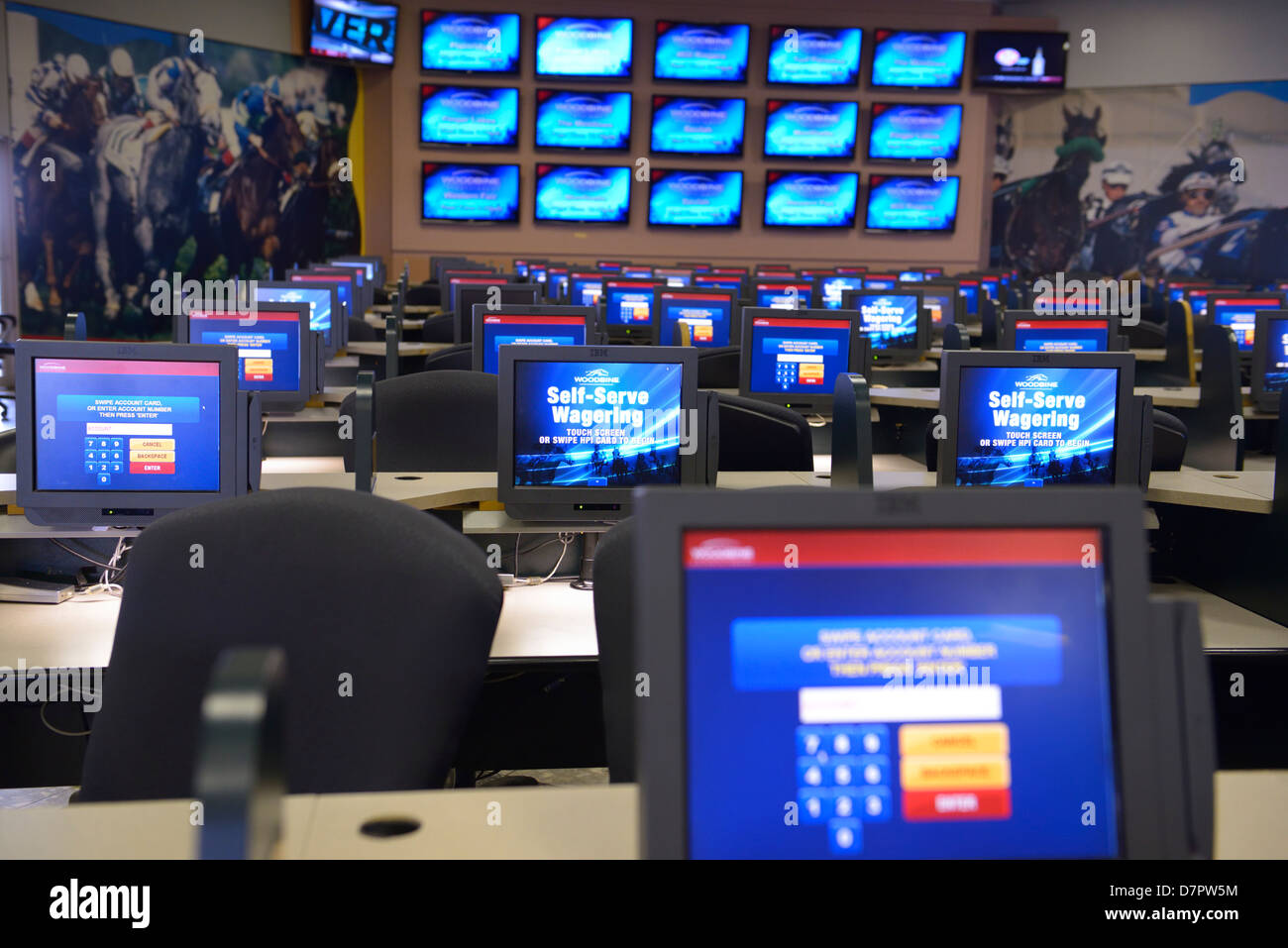 Salle vide d'écrans d'ordinateurs en libre-service pour parier sur les courses de chevaux à l'Hippodrome Woodbine à Toronto Banque D'Images