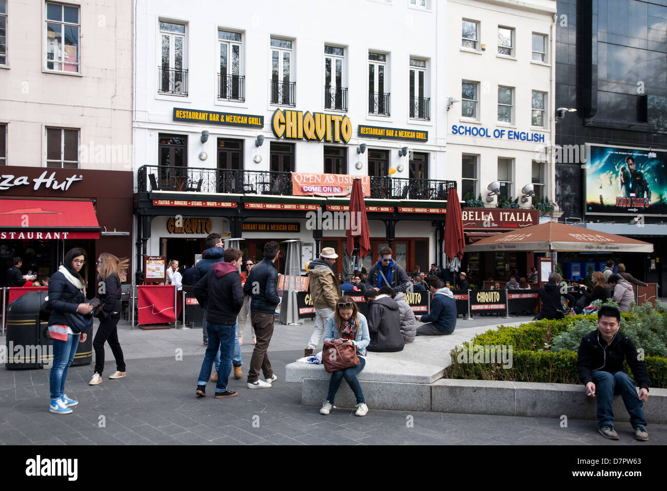 Vue sur Leicester Square montrant restaurants, West End, Londres, Angleterre, Royaume-Uni Banque D'Images