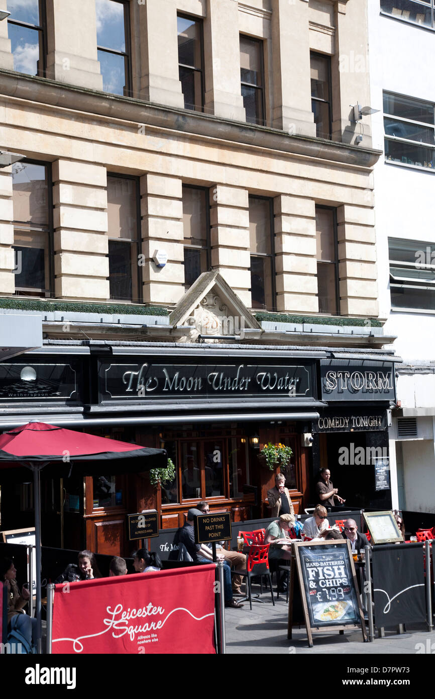 Vue sur Leicester Square montrant restaurants, West End, Londres, Angleterre, Royaume-Uni Banque D'Images