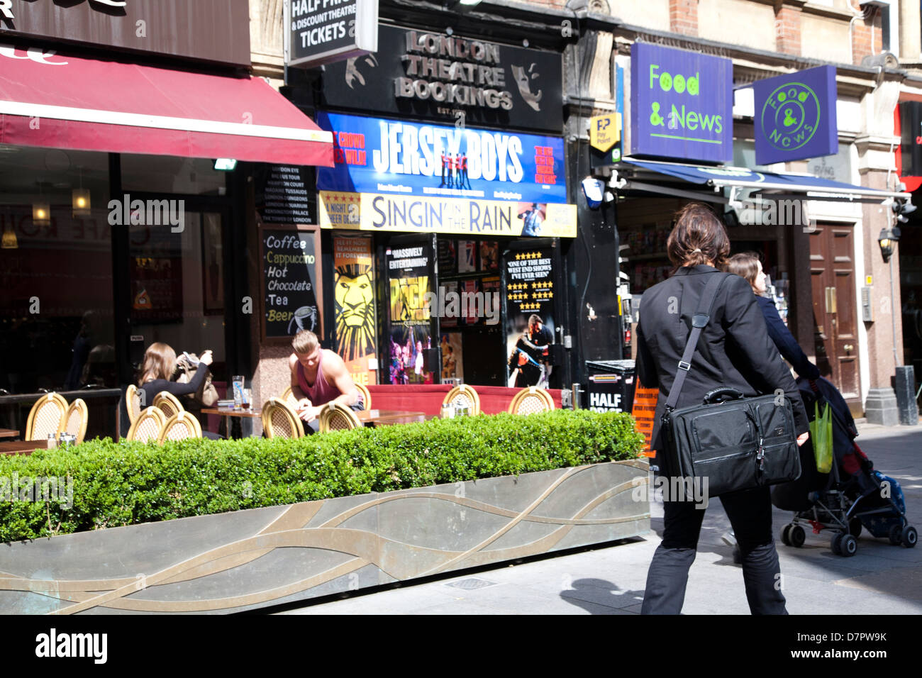 Vue sur Leicester Square montrant restaurants, West End, Londres, Angleterre, Royaume-Uni Banque D'Images