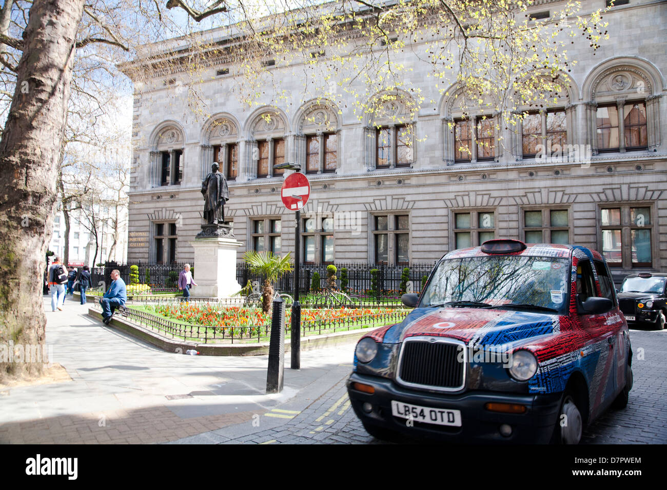 Taxi Union Jack à l'extérieur de la région de Potrait Gallery, West End, Londres, Angleterre, Royaume-Uni Banque D'Images