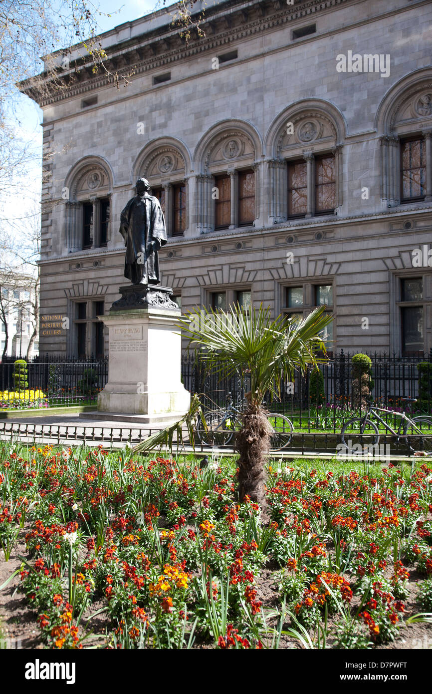 National Portrait Gallery gardens montrant la statue de Henry Irving, West End, Londres, Angleterre, Royaume-Uni Banque D'Images