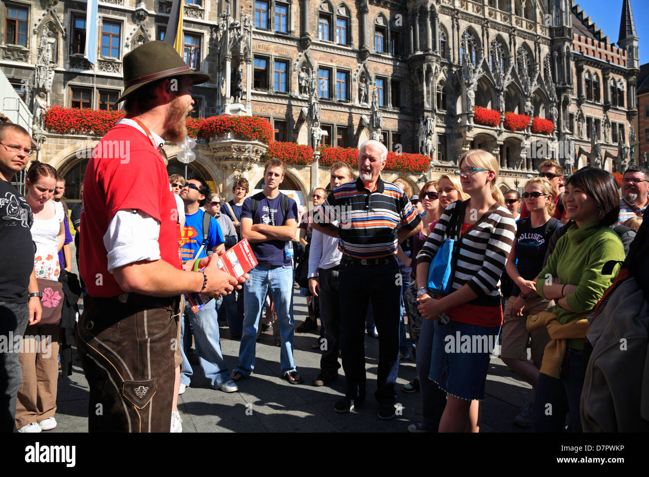 Visite touristique guidée, Marienplatz, Marys Square, Munich, Bavière, Allemagne Banque D'Images