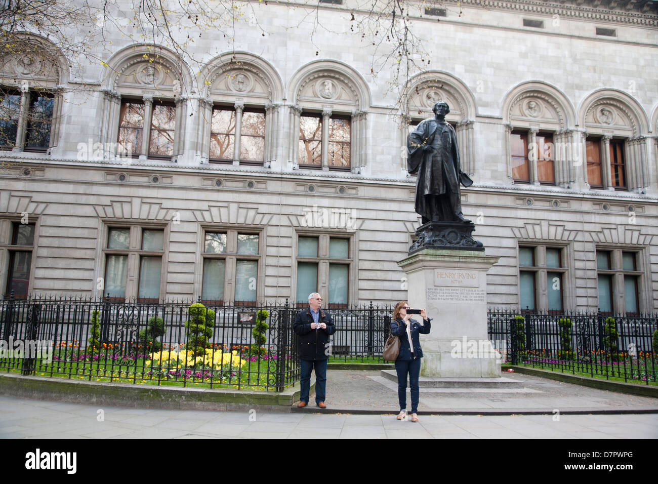 Statue de Henry Irving en dehors de la National Portrait Gallery, West End, Londres, Angleterre, Royaume-Uni Banque D'Images