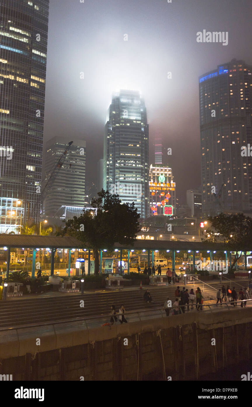 Dh CENTRE DE HONG KONG à bord de bâtiments gratte-ciel nuit Banque D'Images