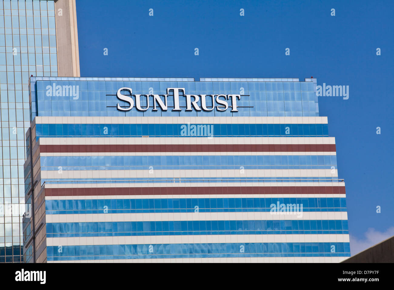 La SunTrust Bank logo est vu sur un bâtiment à Jacksonville, Floride Banque D'Images