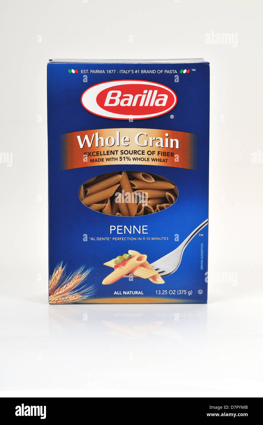 Boîte non ouverte de grains entiers pâtes penne Barilla sur fond blanc, découpe. USA Banque D'Images