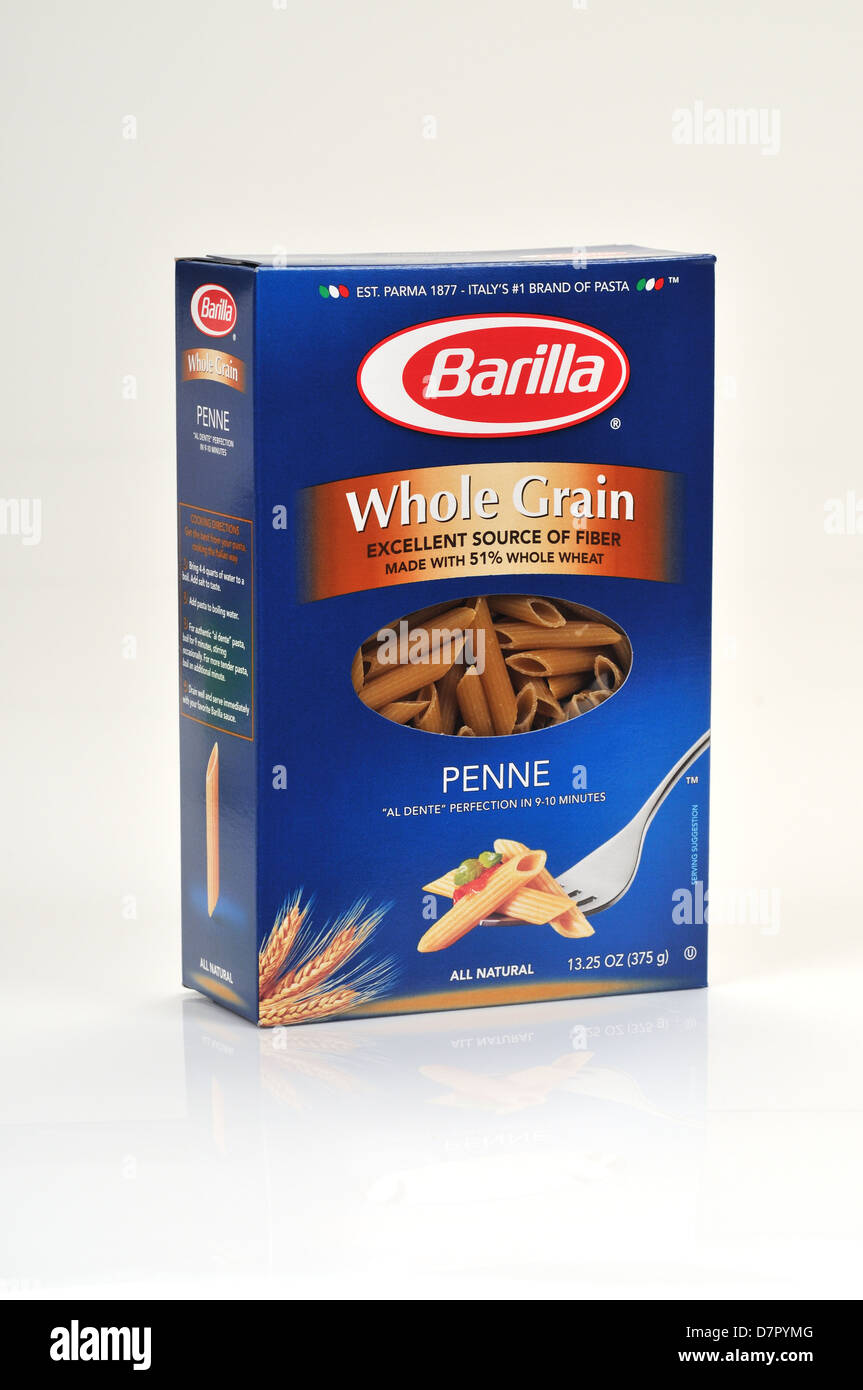 Boîte non ouverte de grains entiers pâtes penne Barilla sur fond blanc, découpe. USA Banque D'Images