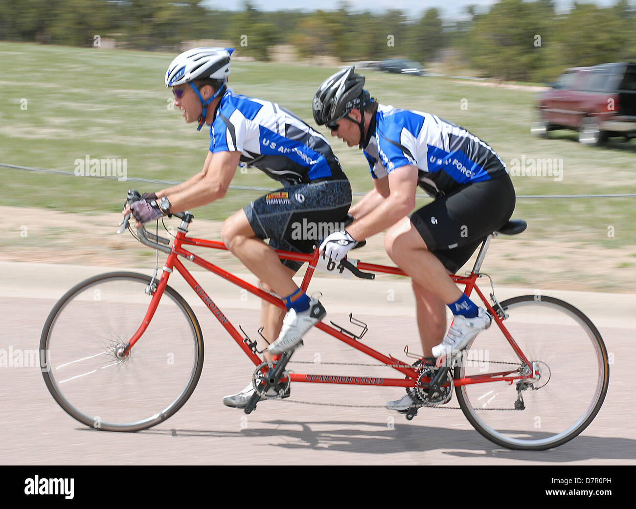 12 mai 2013 : La Force aérienne malvoyants guerrier blessé, Wesley Gilsson (r), fait concurrence au cours de la première journée de compétition des Jeux de guerrier à l'United States Olympic Training Center, Colorado Springs, Colorado. Plus de 260 blessés et handicapés, hommes et femmes se sont réunis à Colorado Springs pour concurrencer dans sept sports, mai 11-16. Toutes les branches de l'armée sont représentés, y compris les opérations spéciales et les membres des Forces armées britanniques. Banque D'Images