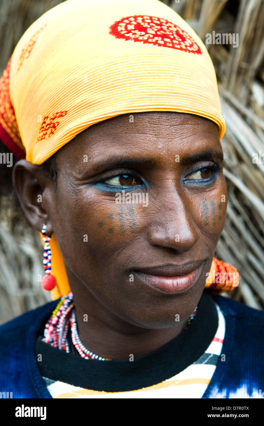 Une femme Peul décorées avec des tatouages faciaux. Banque D'Images