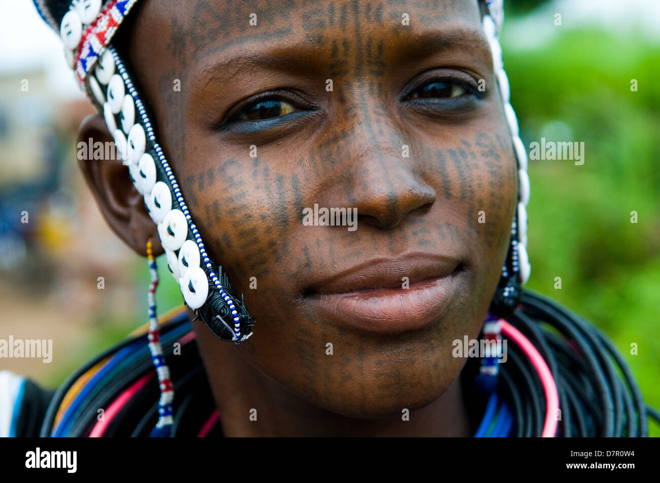 Une femme Peul décorées avec des tatouages faciaux. Banque D'Images