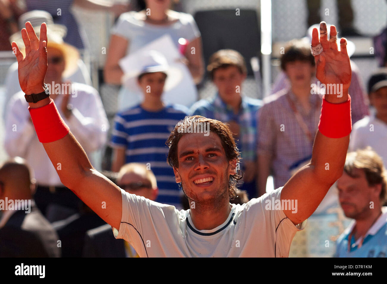 Madrid, Espagne. 12 mai 2013. Rafael Nadal de l'Espagne célèbre après sa victoire sur Stanislas Wawrinka de Suisse à la fin de la seule men's match final entre Stanislas Wawrinka de Suisse et Rafael Nadal de l'Espagne et pendant dix jours de l'Open de Madrid de La Caja Magica.Credit : Action Plus Sport Images/Alamy Live News Banque D'Images