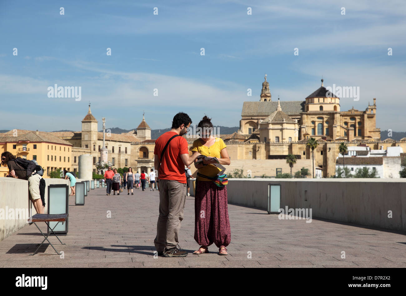 Les touristes sur le pont à Cordoue, Andalousie Espagne Banque D'Images