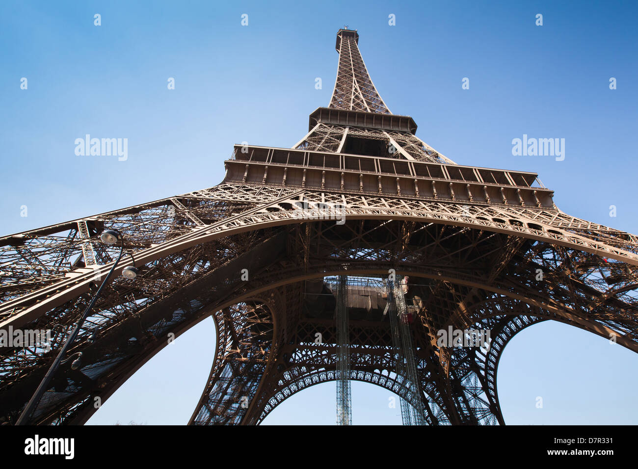 La Tour Eiffel sur le fond de ciel bleu Banque D'Images