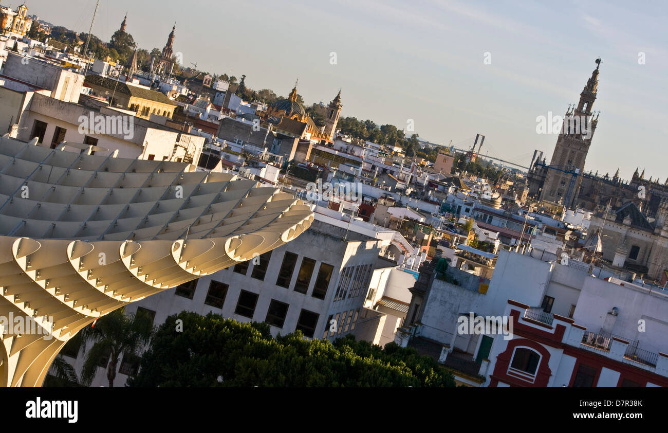 La ville de Séville au crépuscule Metropol Parasol terrasse panoramique Andalousie Espagne Europe Banque D'Images