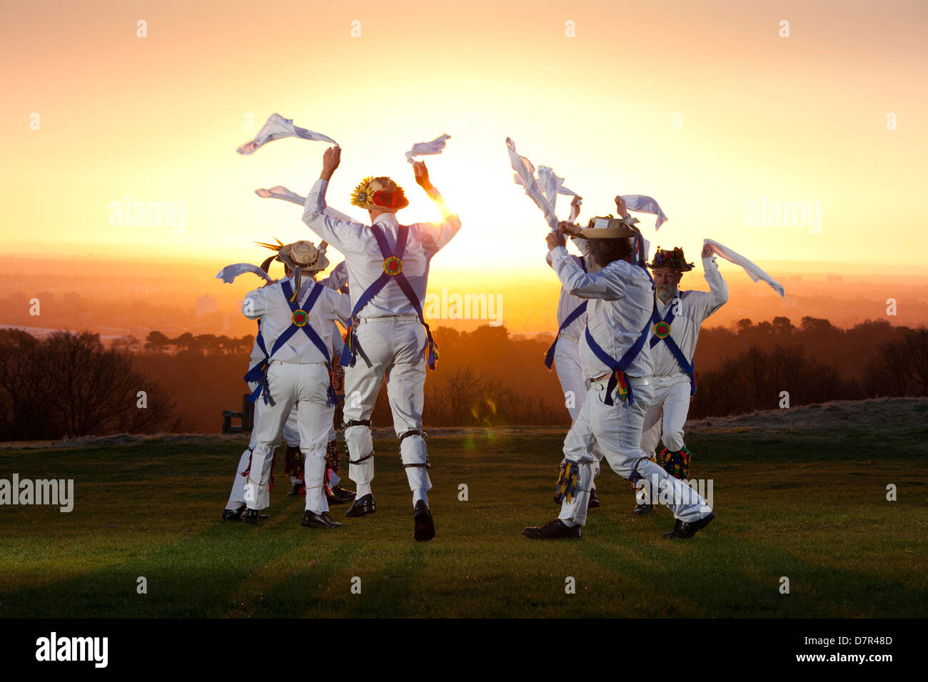 Le Jockey Morris Men de Birmingham la danse dans le premier lever de soleil sur le premier jour de mai à Lickey Hills Country Park, Birmingham. Banque D'Images