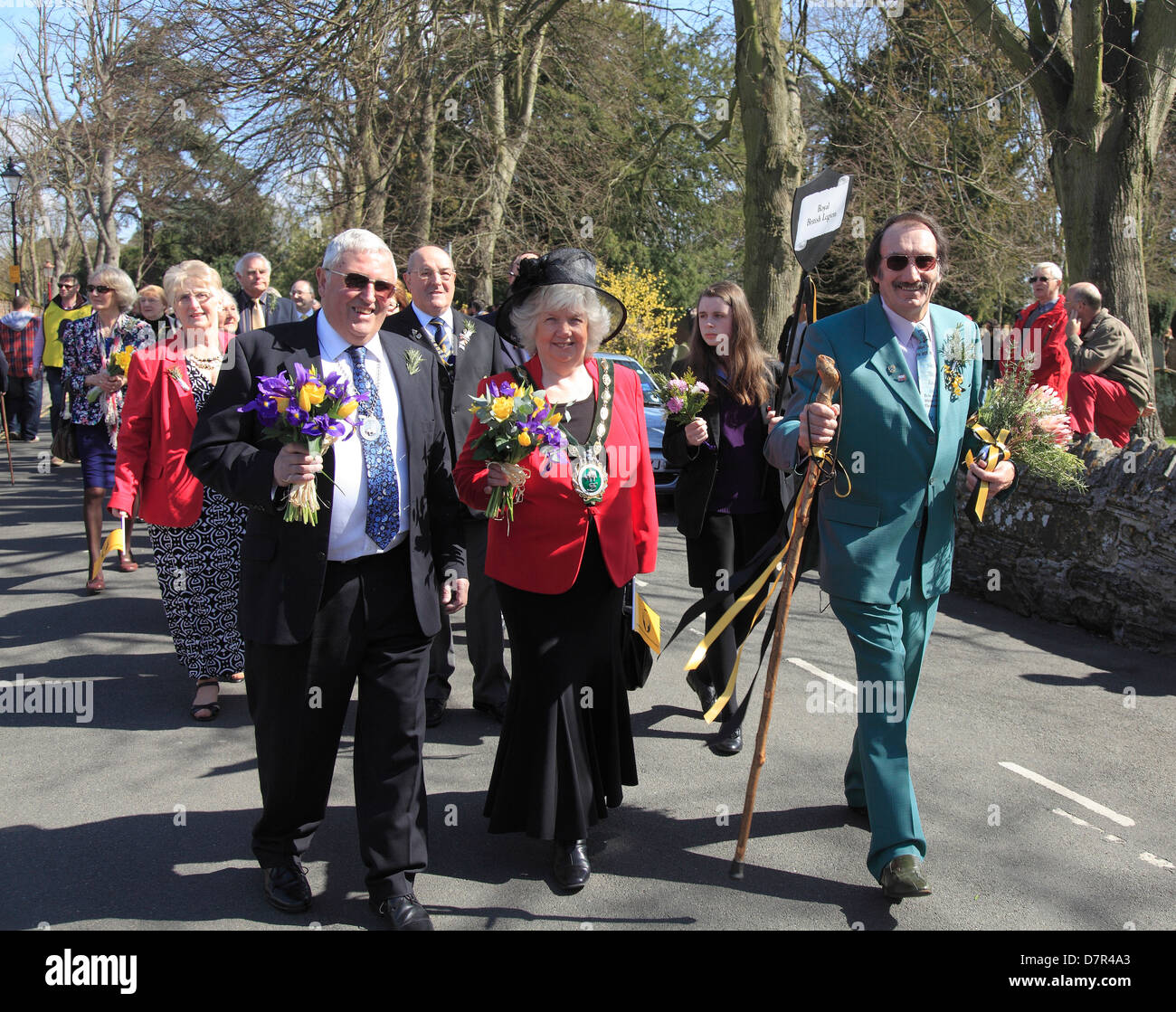 Les citoyens à pied à l'église célébrer William Shakespeare, lors de l'Assemblée anniversaire défilé commémoratif à Stratford sur Avon. Banque D'Images