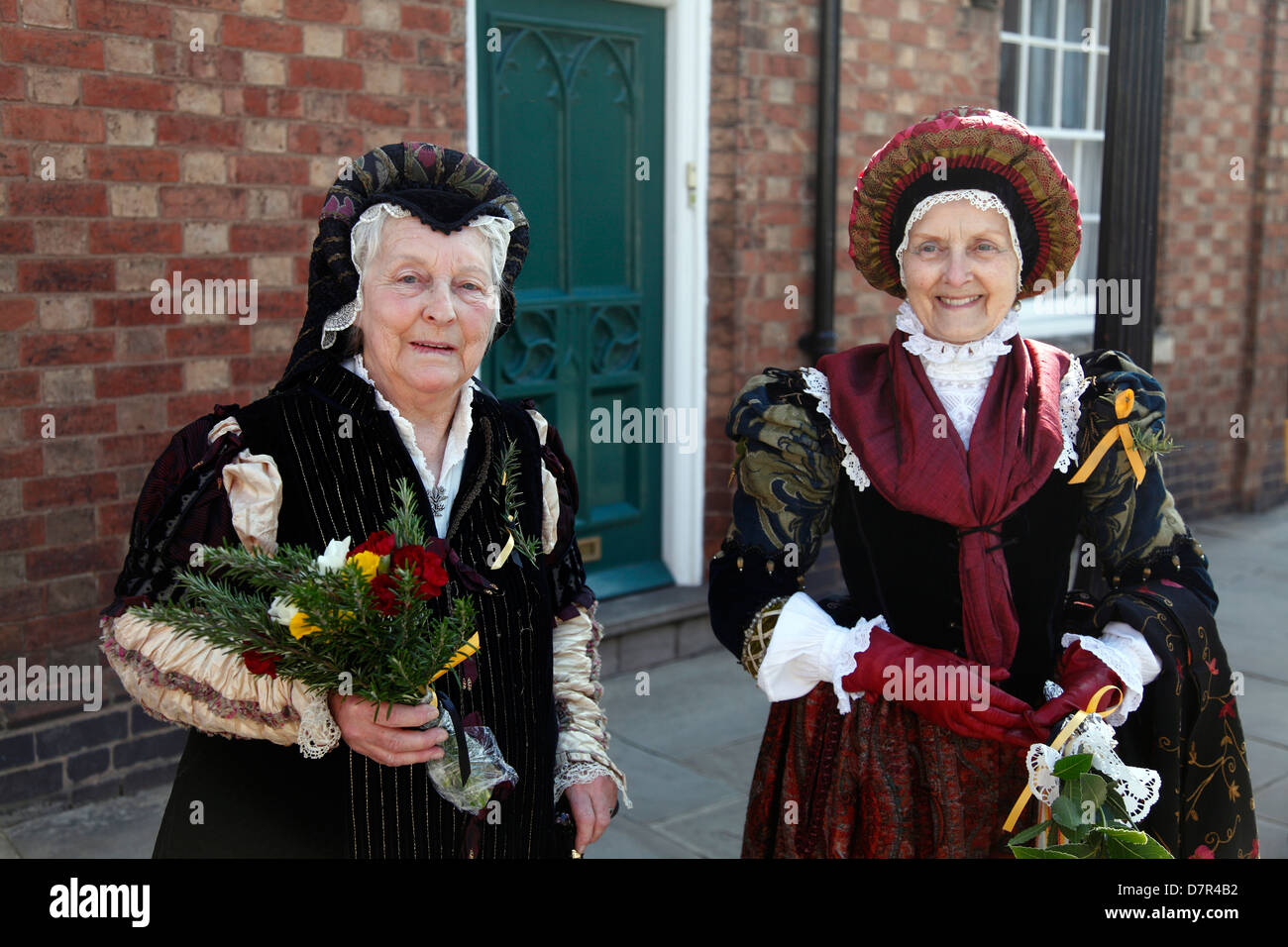 Mesdames shakespearien au défilé commémoratif anniversaire annuel à Stratford sur Avon. Banque D'Images
