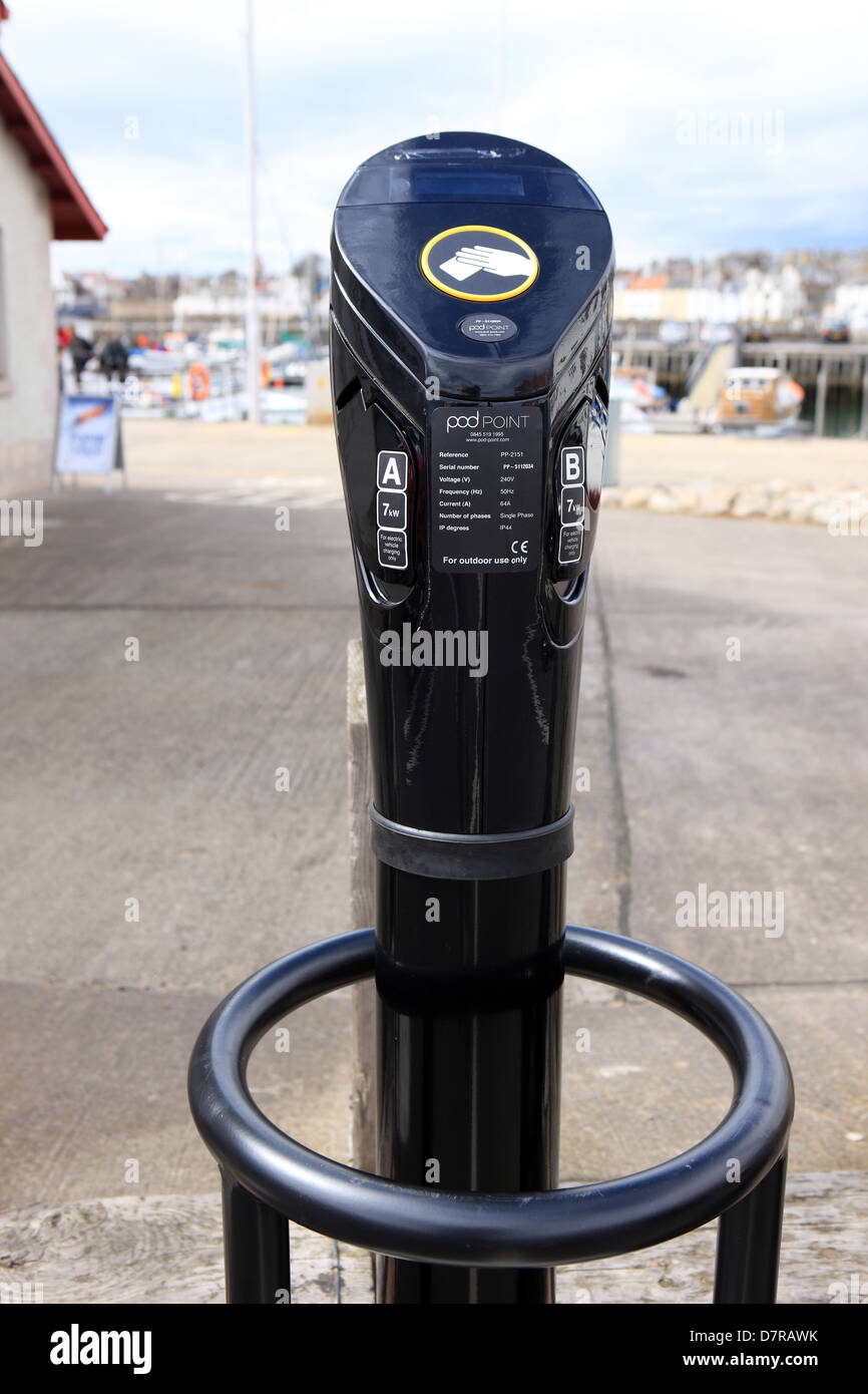 Parking Point Pod bay pour charger une voiture électrique dans la ville côtière de Fife Anstruther Banque D'Images