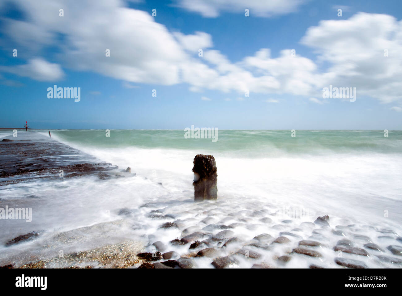Brise-lames à Eastney, Hampshire. L'exposition longue Banque D'Images