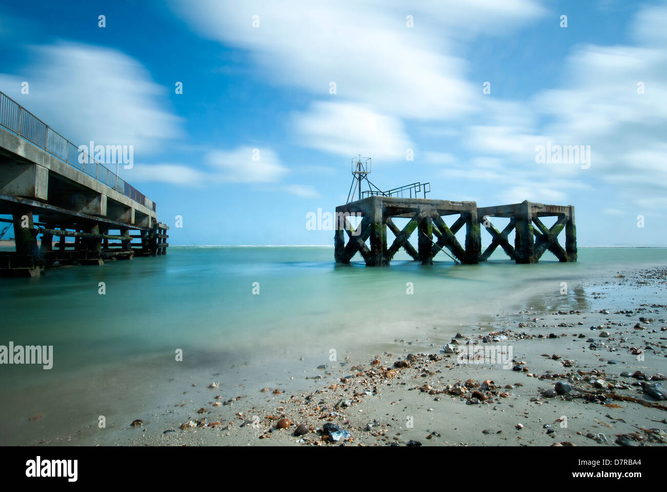 Eastney Pier et vestiges de la Seconde Guerre mondiale, deux piliers en béton. L'exposition longue Banque D'Images