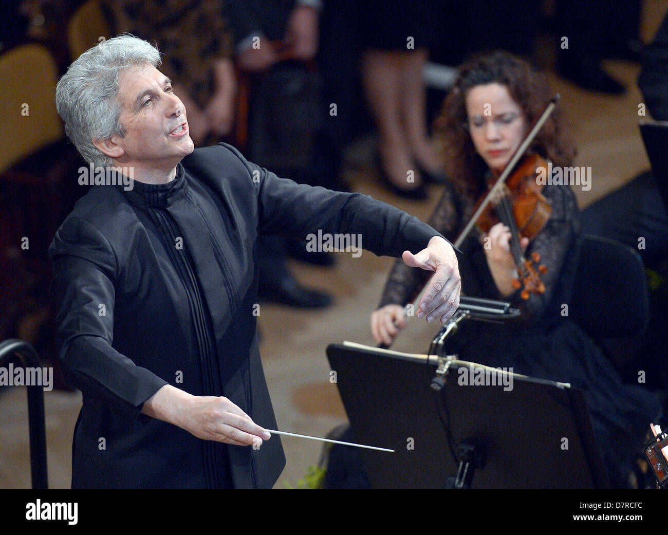 Prague, République tchèque. 12 mai 2013. L'Orchestre Philharmonique de Radio France avec orchestre canadien Peter Oundjian a ouvert le 68ème festival de musique du Printemps de Prague avec le compositeur tchèque Bedrich Smetana poème symphonique mon pays le dimanche, Mai 12, 2013. Prague, République tchèque. (Michal Dolezal/CTK Photo/Alamy Live News) Banque D'Images