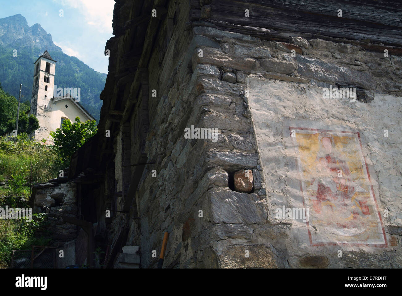 Le village de Lottigna sur les Alpes Suisses Banque D'Images