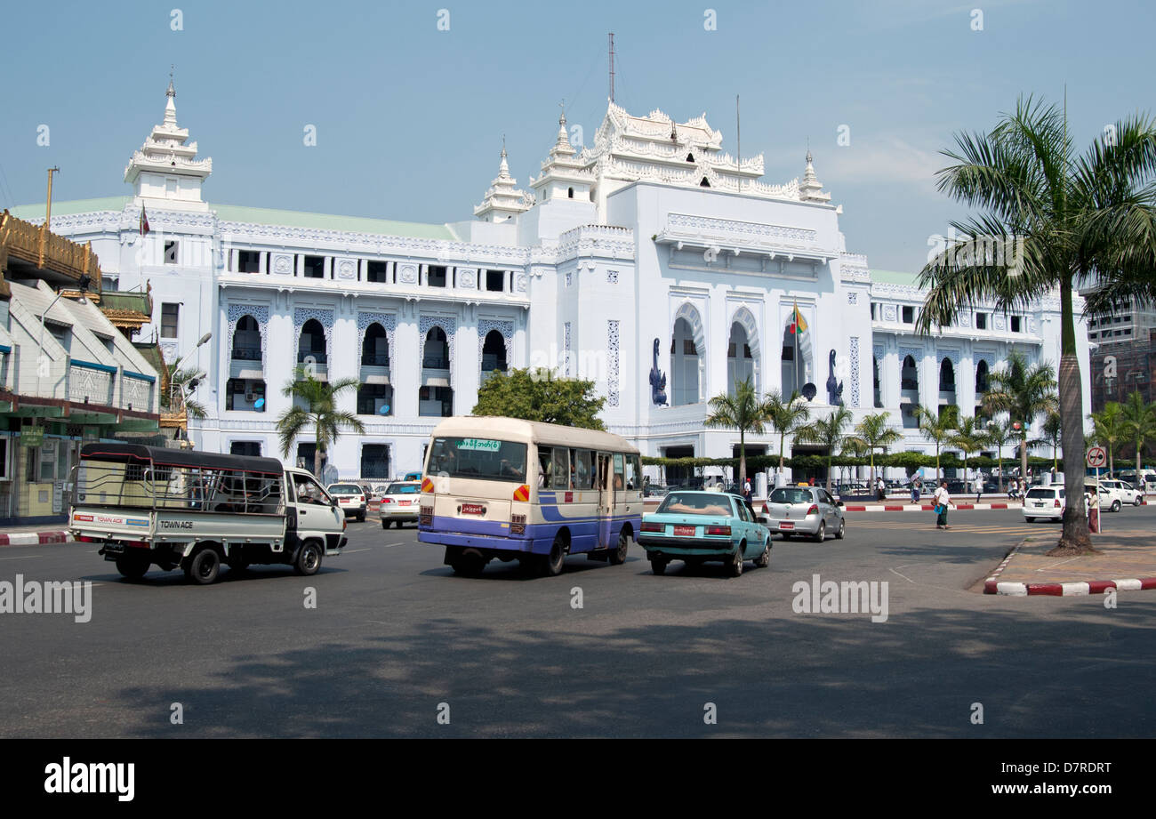 Le grand orient colonial à l'hôtel de ville et la circulation dans le centre de Yangon Myanmar (Birmanie) Banque D'Images