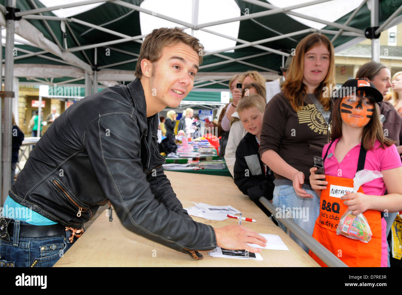 Rues couronnement David Platt, joué par Jack Shepherd, signe des autographes pour les fans. Banque D'Images