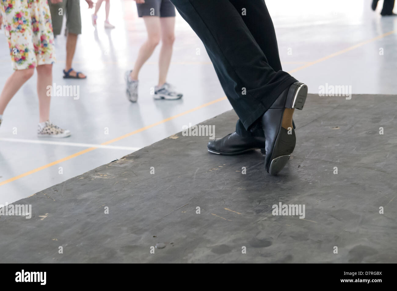 Danseur de claquettes de près de l'instructeur pieds et chaussures Banque D'Images