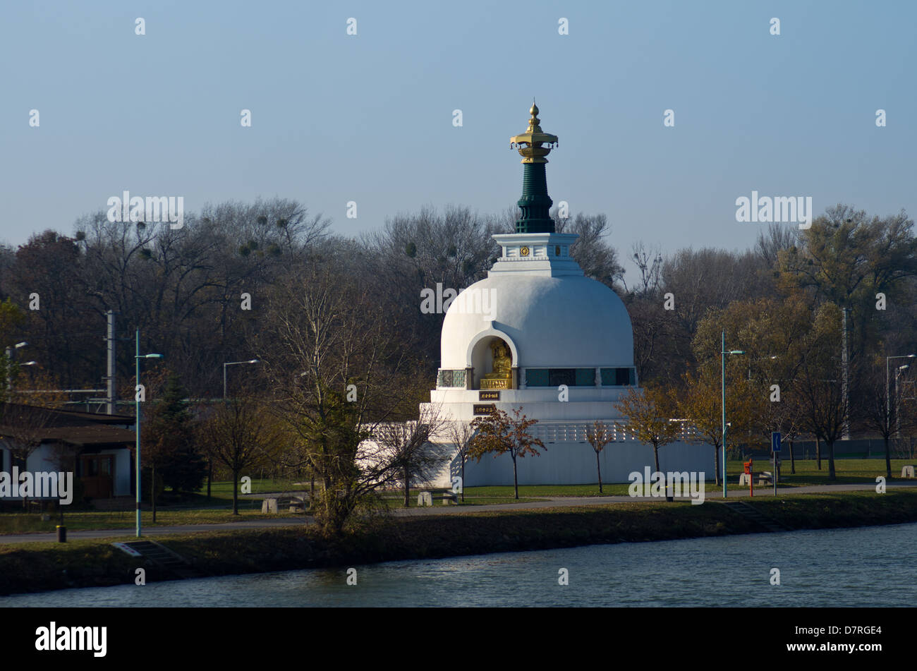 La pagode bouddhiste de la paix comme vu de la rivière du Danube, Vienne, Autriche Banque D'Images