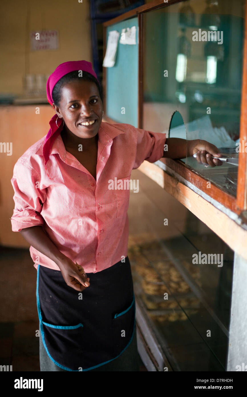 Une serveuse dans le Ras Makonnen coffee house à Addis-Abeba, Ethiopie. Banque D'Images