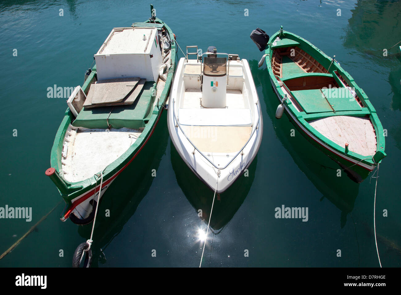 Bateaux au port de plaisance le long du front de mer sur l'île de Ortigia à Syracuse, en Sicile. Banque D'Images