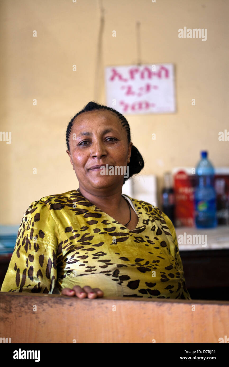 Une serveuse dans le Ras Makonnen pâtisseries et café maison à Addis Abeba Banque D'Images