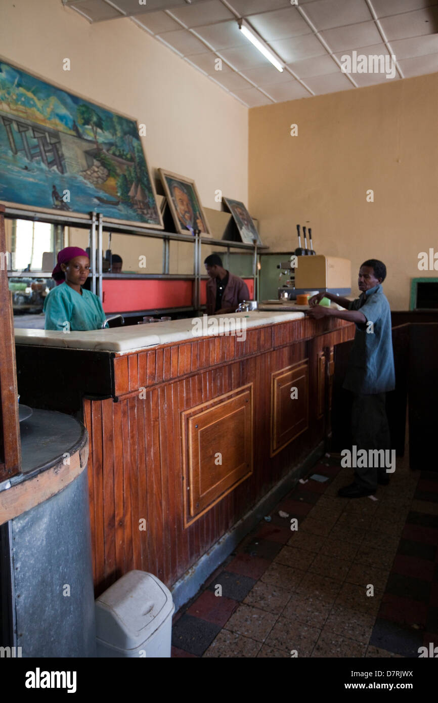Le personnel travaillant à la Ras Makonnen pâtisseries et café, Addis Ababa, Ethiopie. Banque D'Images