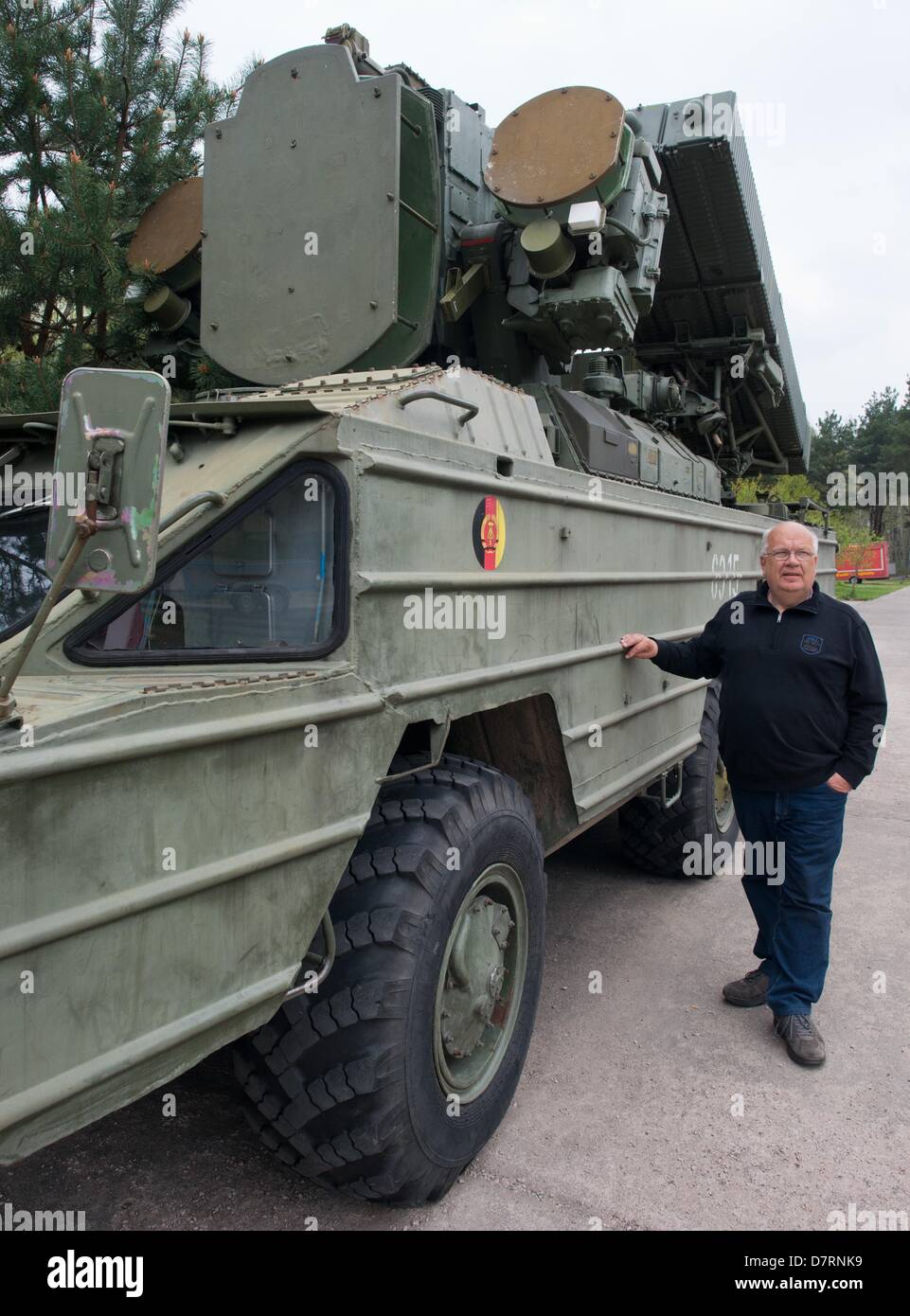 Directeur du Musée de l'Aviation Finowfurt e.V., Klaus-Peter Kobbe, se tient à côté d'un type aos-AK système de missiles de défense aérienne de l'Armée Populaire Nationale (NVA) de l'ex-RDA à Finowfurt, Allemagne, 02 mai 2013. Photo : Patrick Pleul Banque D'Images