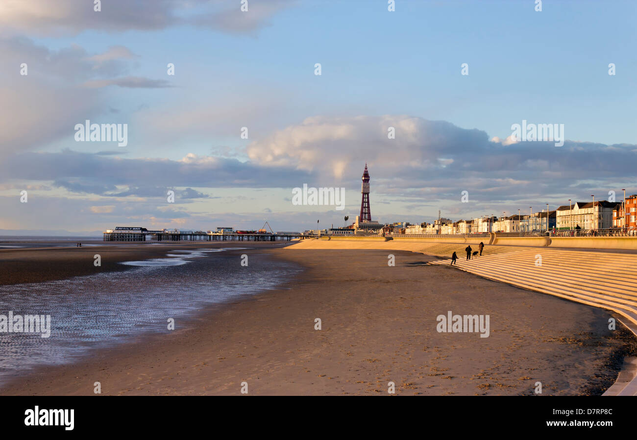 Blackpool, Lancashire, Angleterre. Recherche le long de la plage en direction de la tour. Banque D'Images