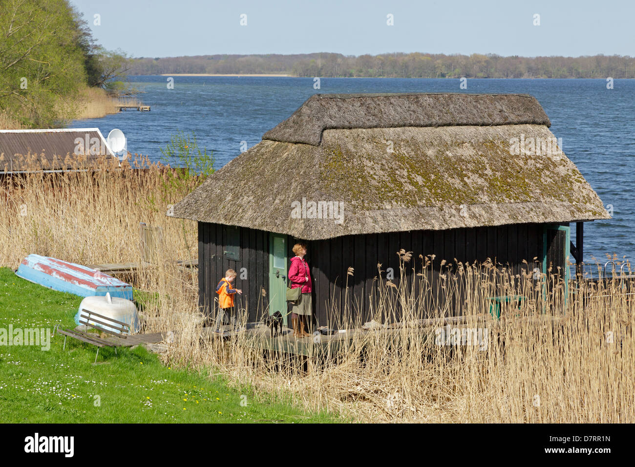 Un hangar à bateaux au Lakeshore de Schaalsee, Lenschow, Schleswig-Holstein, Allemagne Banque D'Images