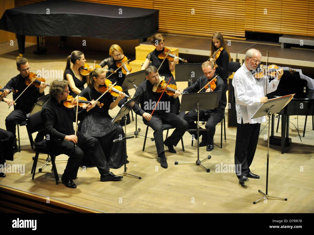 Le violoniste letton Gidon Kremer joue live avec l'orchestre de chambre Kremerata Baltica au cours de 12e année de l'International Music Festival Nove Mesto 45 Olomouc Olomouc, République tchèque le 10 mai 2013. (CTK Photo/Ludek Perina) Banque D'Images