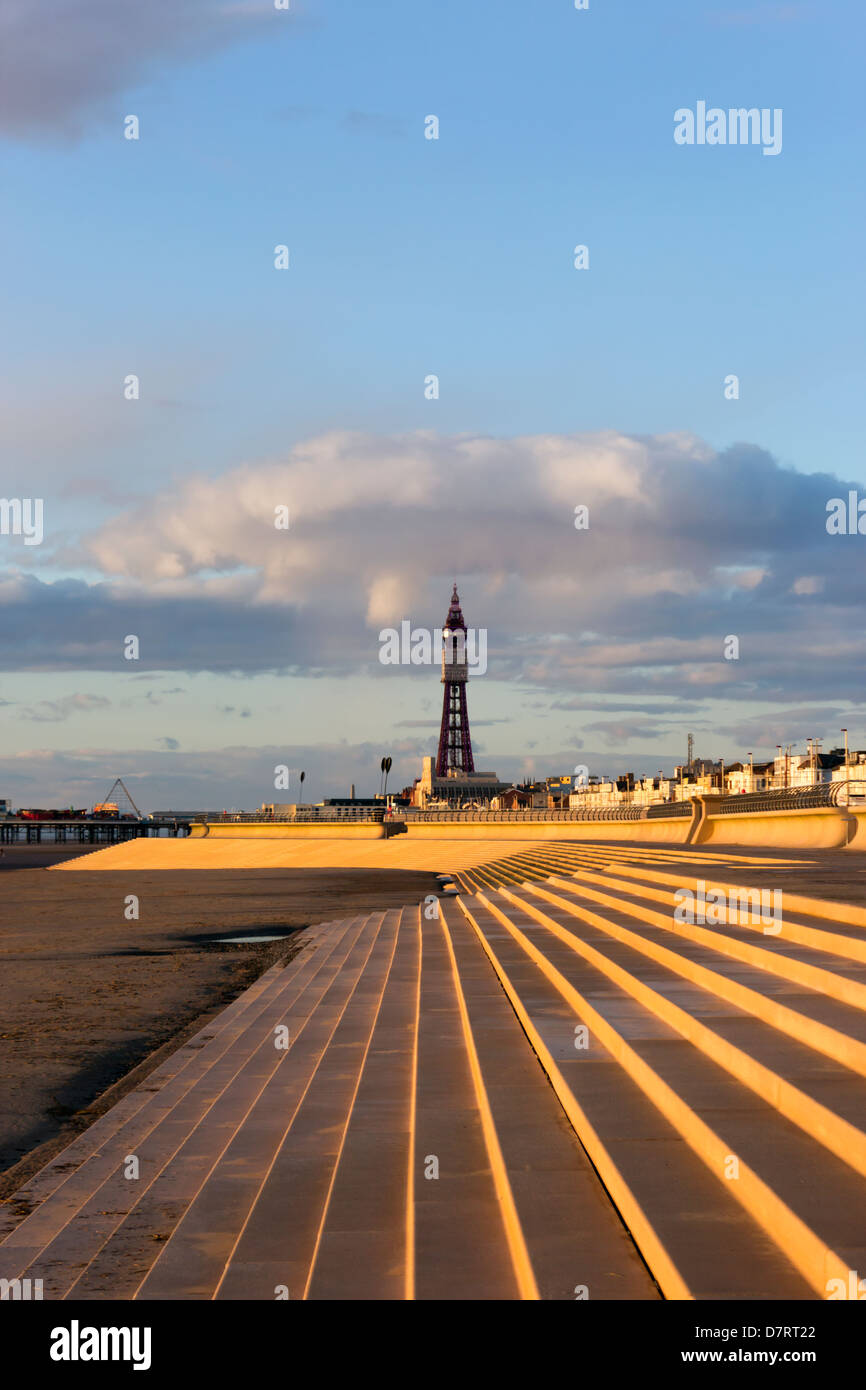 Blackpool, Lancashire, Angleterre. Recherche le long de la plage en direction de la tour. Banque D'Images